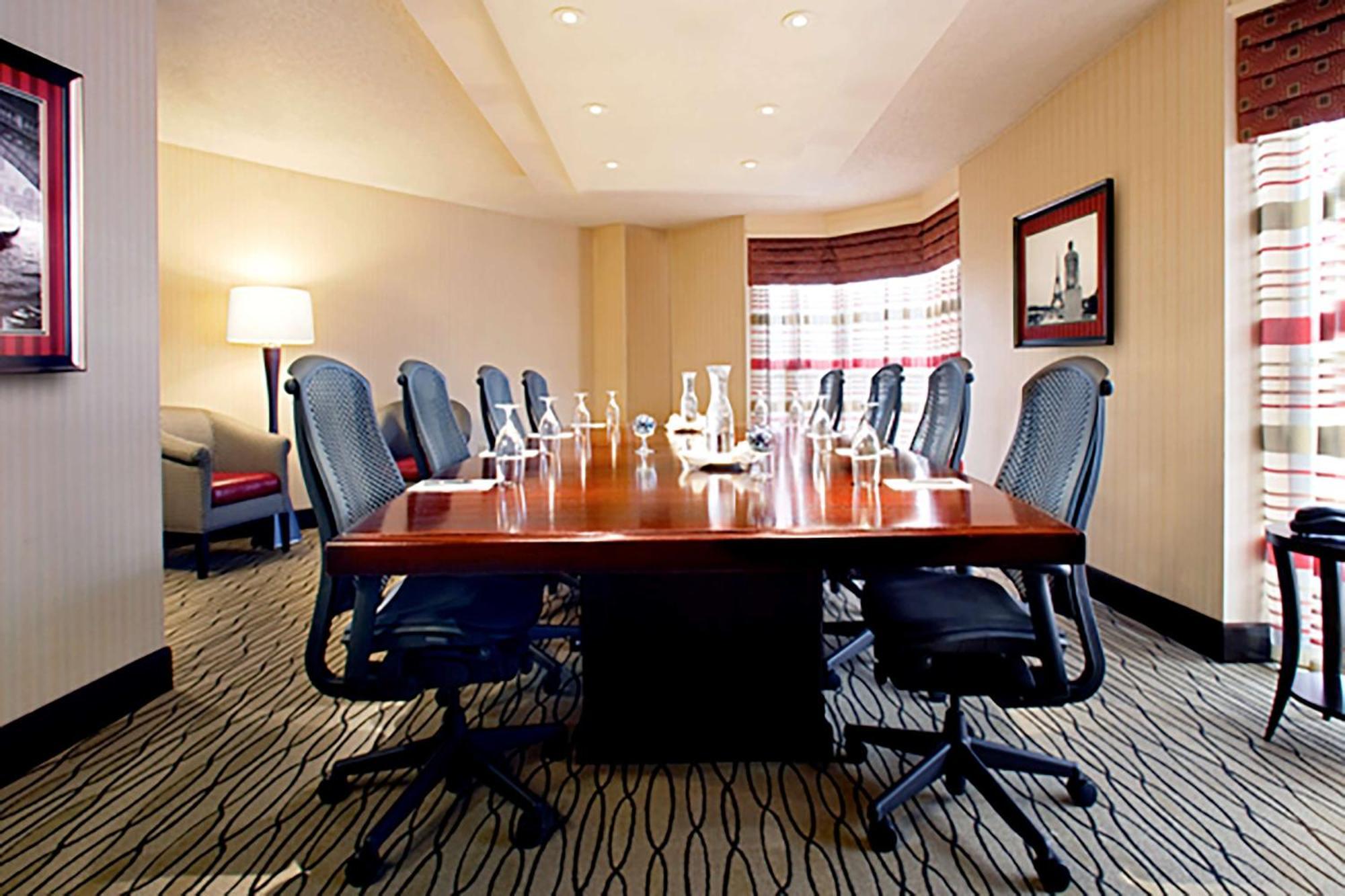 Отель Hilton Rosemont Chicago O'Hare Экстерьер фото