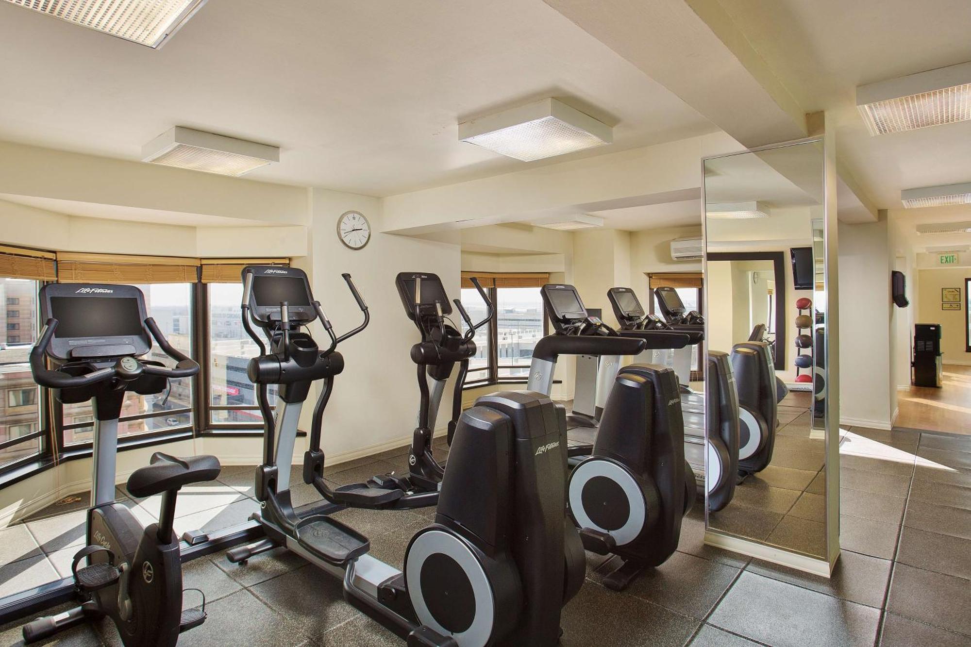 Отель Hilton Rosemont Chicago O'Hare Экстерьер фото